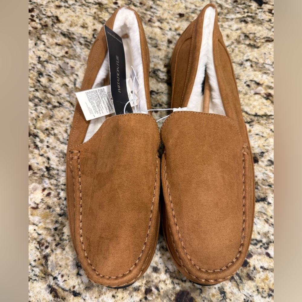 Banana Republic Factory tan faux leather slipper with a faux fur lining XL 11-12